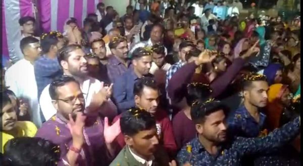 फूलों की होली में भक्ति  रस में झूमे श्रद्धालु 