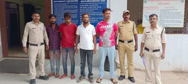 सडक़ जाम कर हुड़दंग कर रहे युवकों को मना करने गए सिपाहीसे मारपीट, 4 गिरफ्तार