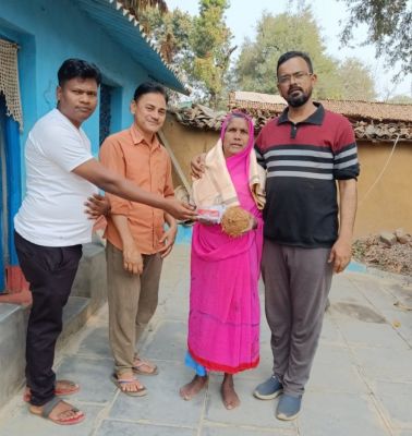 30 बरस से दुकानों के सामने लगाती हैं झाड़ू