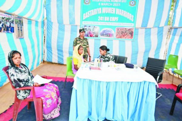 अफसरों ने गांव की महिलाओं को किया जागरूक