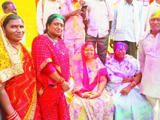 मंत्री अनिला का होली मिलन, फाग अन्य पारंपरिक गीत पर झूमे लोग