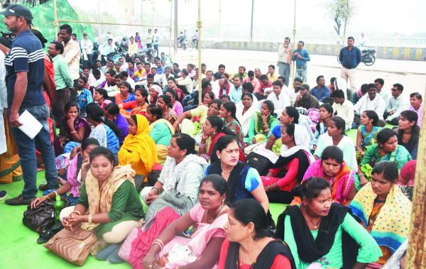 प्रेरक भी मांग रहे नियमितीकरण, धरने पर बैठे