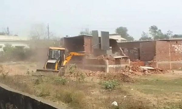 न नोटिस, न सूचना और शुरू कर दी तोडफ़ोड़