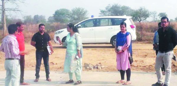 कलेक्टर ने गौठानों-स्कूल का किया निरीक्षण  निर्माण कार्यों को शीघ्र पूर्ण करने के दिए निर्देश