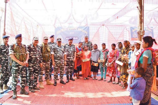 सिविक एक्शन प्रोग्राम: ग्रामीणों को बांटे सामान, स्वास्थ्य जांच भी