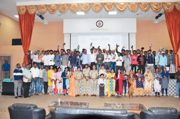 गुम मोबाइल ढूंढकर पुलिस ने मालिकों को सौंपा