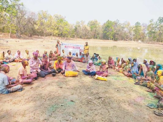 मनरेगा अंतर्गत निर्मित अमृत सरोवर तालाब में मनाया रोजगार दिवस