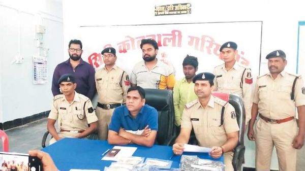 बाइक शोरूम में सेल्स मैनेजर ने सफाई कर्मचारी के साथ मिलकर की थी चोरी, गिरफ्तार