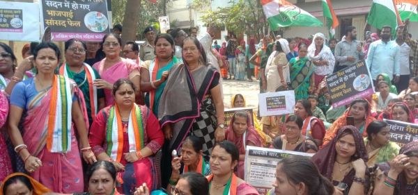 महंगाई को लेकर सांसद सोनी के घर के सामने महिला कांग्रेस ने बजाई थाली