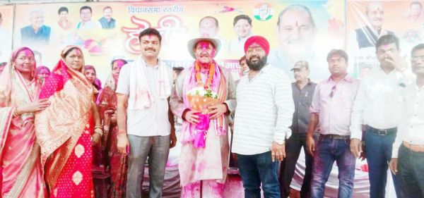 विधायक ने समर्थकों संग खेली होली