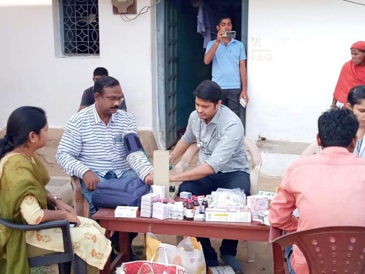 शिविर में एसडीएम, तहसीलदार ने कराया चेकअप