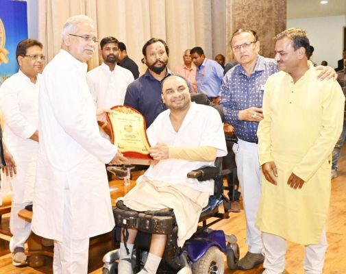 चित्रकार बसंत की कलाकृतियां देख मुग्ध हुए सीएम ने दिये पांच लाख