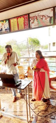 आनंद आश्रम में गूंजे होली के गीत, बुजुर्ग भी लगे थिरकने