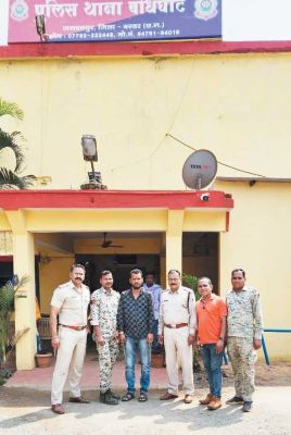 पुलिस बन चेकिंग के नाम पर ग्रामीणों के जेब से रूपयेे छीने, 2 बंदी