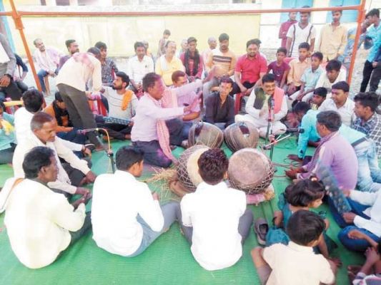 छाया विधायक ने कार्यकर्ताओ संग मनाई होली