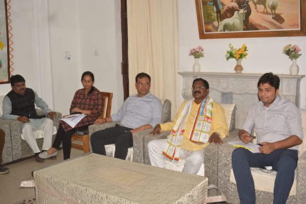 सडक़, पुल -पुलियों सहित अन्य निर्माण कार्यों में तेजी लाकर बरसात से पहले पूरा कराएं-अमरजीत 