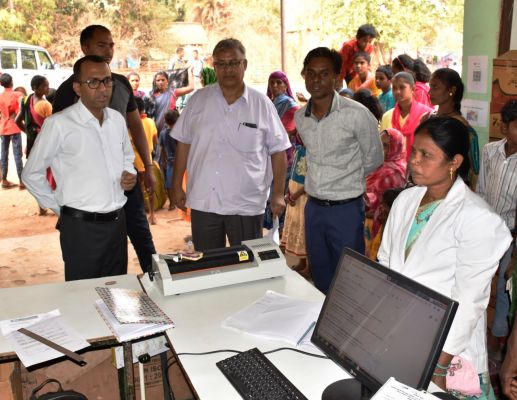 कलेक्टर ने आयुष्मान कार्ड निर्माण शिविरों का किया निरीक्षण