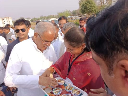 मुख्यमंत्री ने लिया तेंदू आइसक्रीम का जायका