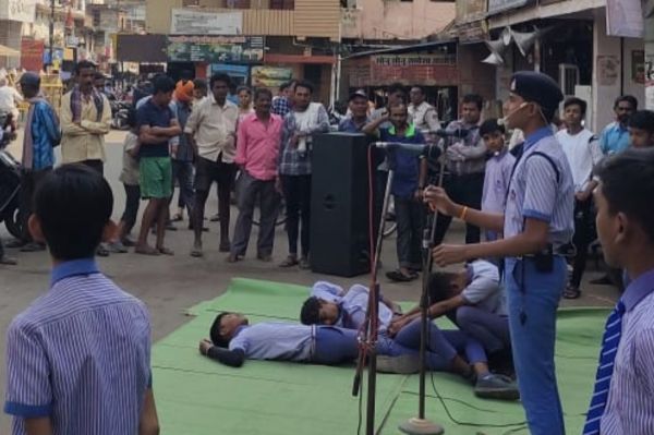 नुक्कड़ नाटक का किया प्रदर्शन