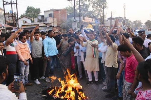 जनहित और महंगाई के मुद्दे पर भाजपा सांसद का पुतला दहन