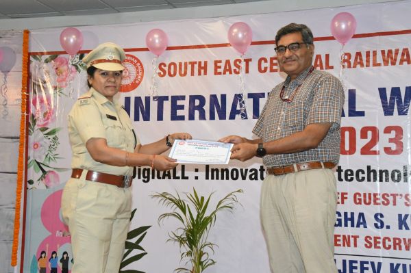 विमेंस -डे : 23 महिला कर्मचारियों को डीआरएम ने सम्मानित किया