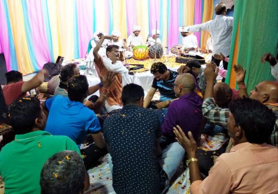 बसंत महोत्सव: फूलों की बौछार  में दिखा अवध की होली का रंग 