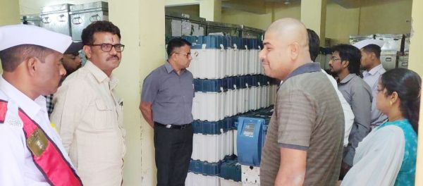राजनीतिक दलों के प्रतिनिधियों ने किया ईवीएम और वीवीपैट का निरीक्षण