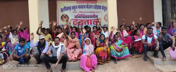 अब मध्यान्ह भोजन के रसोईया संघ हड़ताल पर
