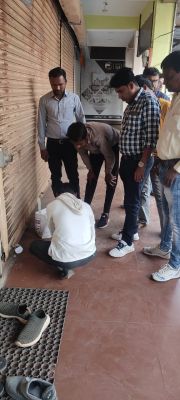  प्रीमियम भुगतान नहीं करने पर 3 दुकानें सील