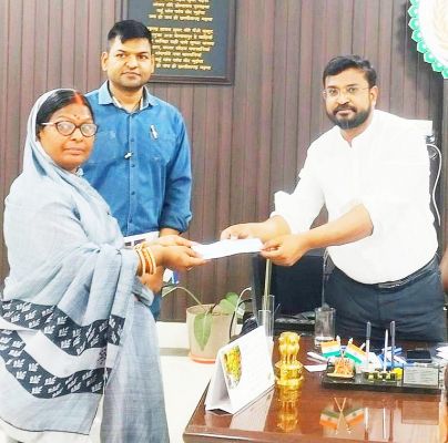 उत्कृष्ट बीएलओ कार्य के लिए पिंकी का सम्मान