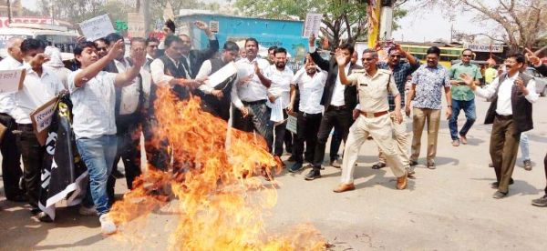 राजिम तहसीलदार को हटाने अधिवक्ताओं 