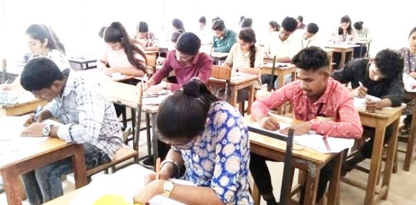 कॉलेज में 8 नकलची पकड़े गए, परीक्षार्थियों पर सीसीटीवी से हो रही निगरानी