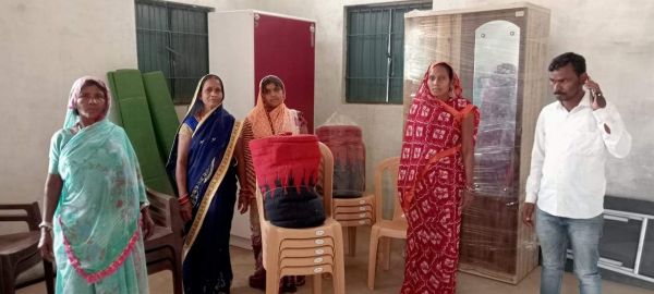 रोशनी वैष्णव ने दरी, कुर्सी, गोदरेज प्रदान किया