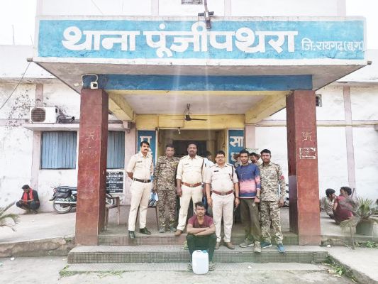 महुआ शराब संग आरोपी गिरफ्तार