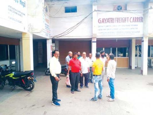   निगम की सील लगते ही लाखों का बकाया टैक्स दे रहे दुकान, कारखाना मालिक