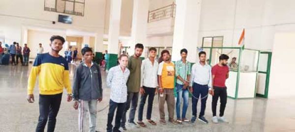 अवैध वसूली करने वाले बस ऐजेंटों पर पुलिस की कार्रवाई 9 धरे गए