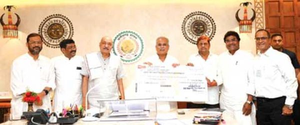 वन विकास निगम ने लाभांश का 3.51, करोड़ की राशि का चेक मुख्यमंत्री को सौंपा