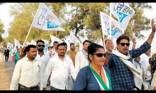 कांग्रेस की हाथ जोड़ो पदयात्रा, लोगों को बताई सरकार की योजनाएं