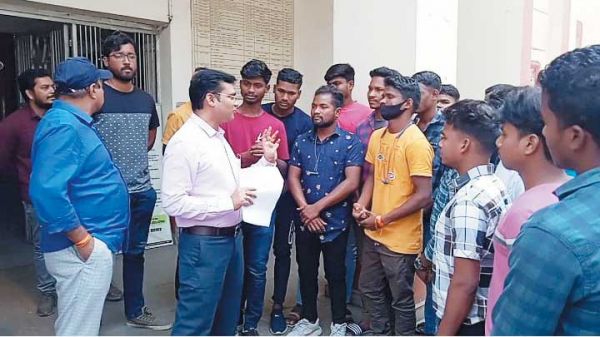 आदिवासी छात्रावास में आ रही समस्या, शिकायत लेकर कलेक्टोरेट पहुंचे छात्र