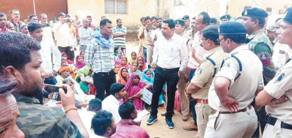 रेंजर को हटाने 11 गांवों के सैकड़ों ग्रामीण लामबंद