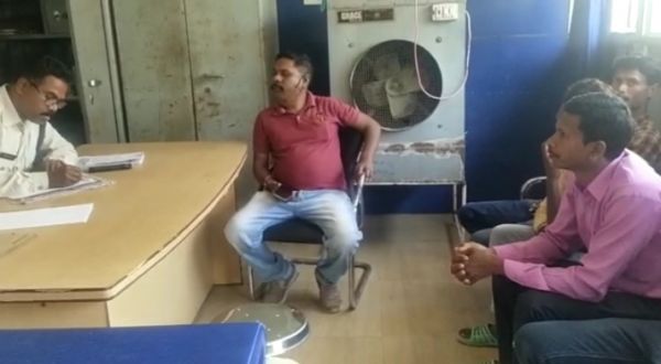 साड़ी से बने झूले में झूला झूलते बालिका की मौत