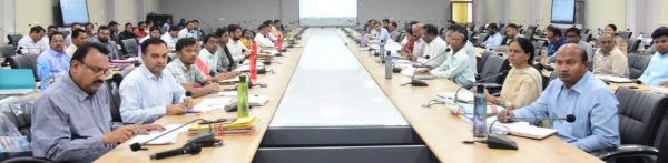 शासकीय भवनों सहित स्कूल-आश्रम छात्रावासों की पुताई के लिए गोबर पेंट का उपयोग करने पर जोर