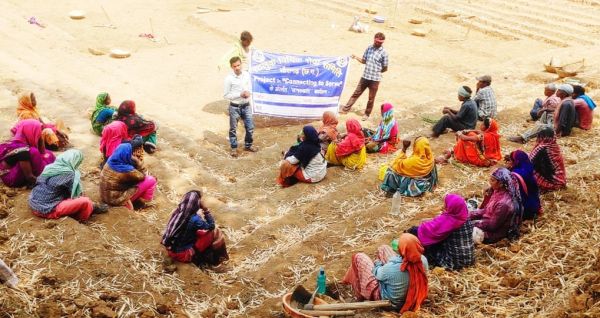 मनरेगा कार्य स्थल पर पहुँच, महिलाओं के सुरक्षा की दी जानकारी