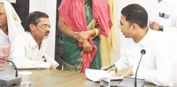 कलेक्टर ने जनदर्शन में सुनी आम लोगों की समस्याएं