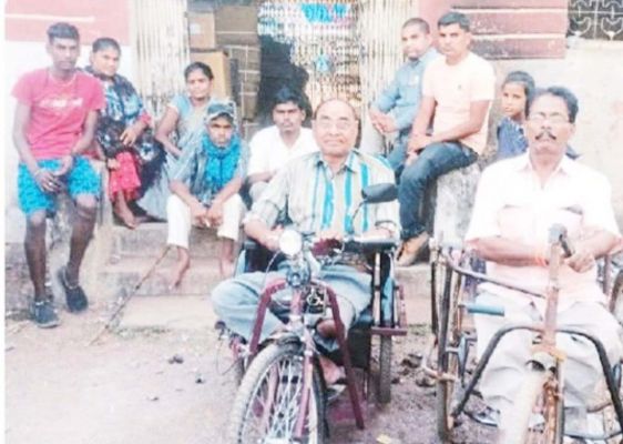 दिव्यांगों को 3 घंटे तक धूप में बैठाए रखने के बाद बिना ट्राईसाइकिल बैरंग लौटाया