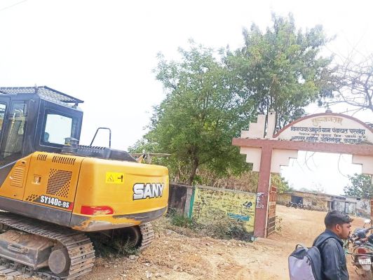 अवैध रेत परिवहन-खुदाई  में लगी गाडिय़ों को रोक ग्रामीणों का प्रदर्शन