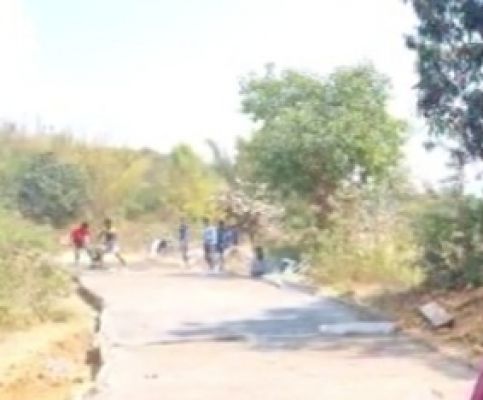 गुणवत्ताविहीन सीसी सडक़ बनाने का आरोप, नाबालिगों से काम