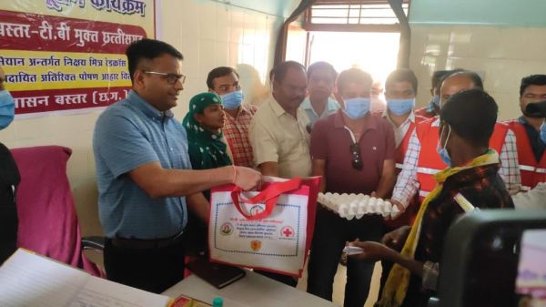 क्षय रोगियों को बांटे अतिरिक्त पोषण आहार सामान