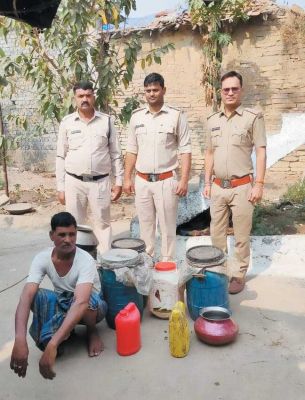 महुआ शराब एवं 300 किलो महुआ लाहन जब्त, 2 गिरफ्तार