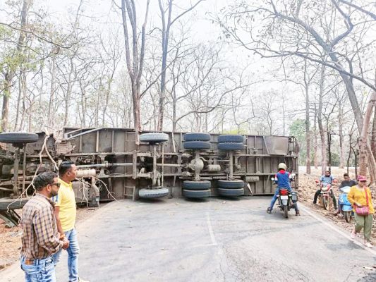 कांगेर घाटी में ट्रेलर पलटने से घंटों जाम के बाद आवागमन शुरू